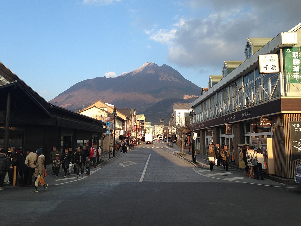 1024px-View_of_Mount_Yufudake_and_Yufuin_Onsen_Street_in_front_of_Yufuin_Station 1024px-View_of_Mount_Yufudake_and_Yufuin_Onsen_Street_in_front_of_Yufuin_Station