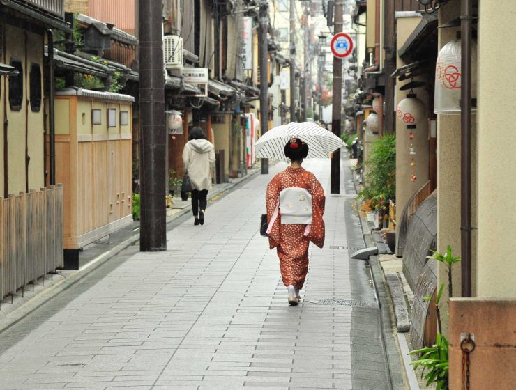 What is a Geisha - Walking in Kyoto streets