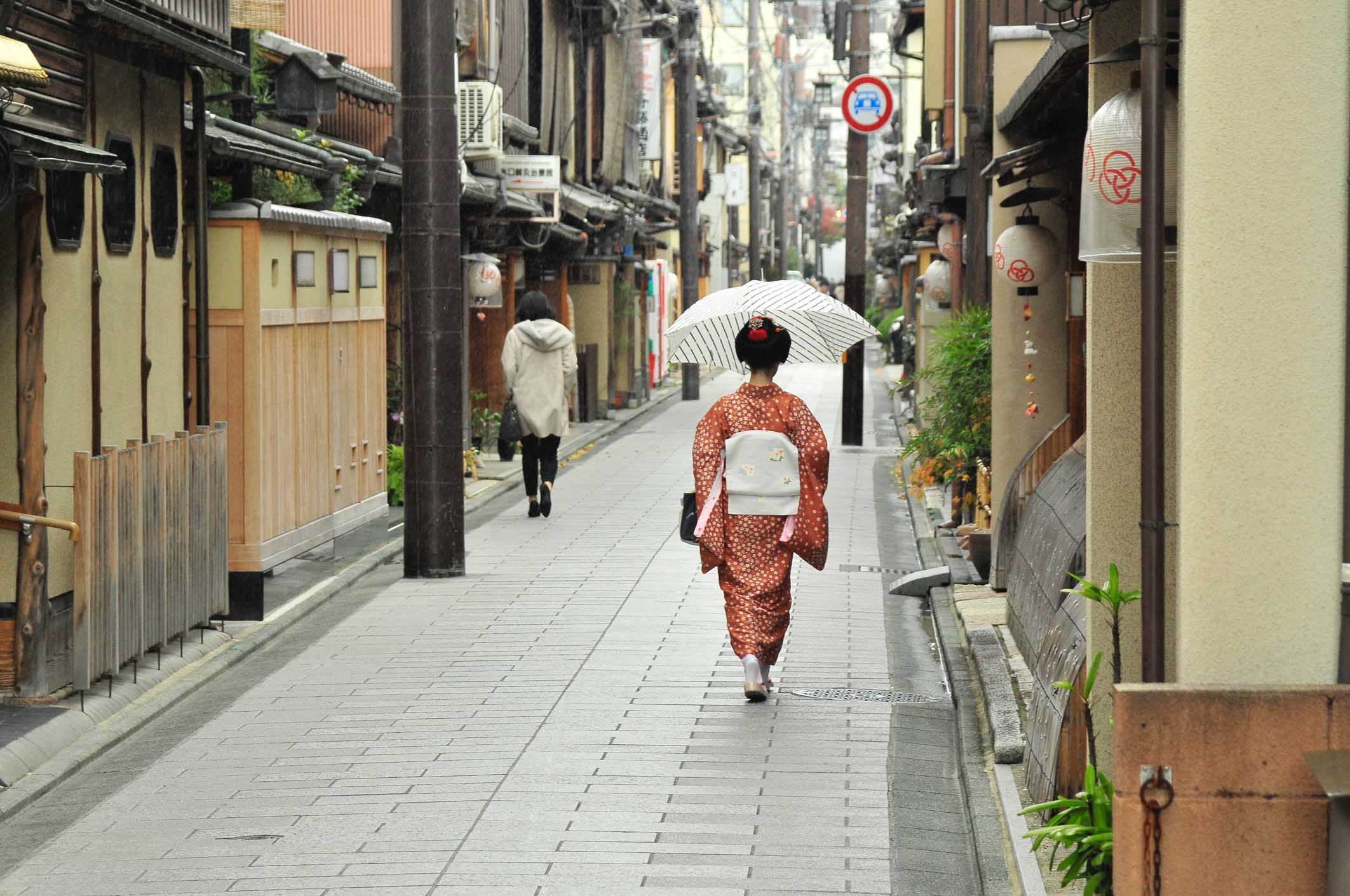 What is a Geisha - Walking in Kyoto streets