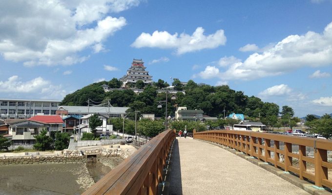 View_of_Tenshu_of_Karatsu_Castle_from_Jonaibashi_Bridge