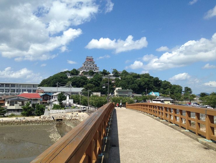 View_of_Tenshu_of_Karatsu_Castle_from_Jonaibashi_Bridge