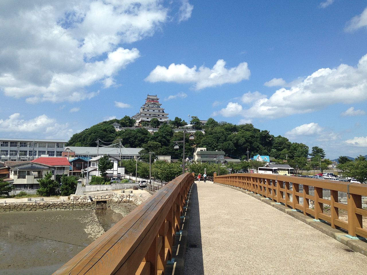 View_of_Tenshu_of_Karatsu_Castle_from_Jonaibashi_Bridge