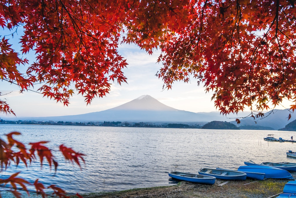 Best Autumn Leaves Spots in Japan - Kawaguchi Lake